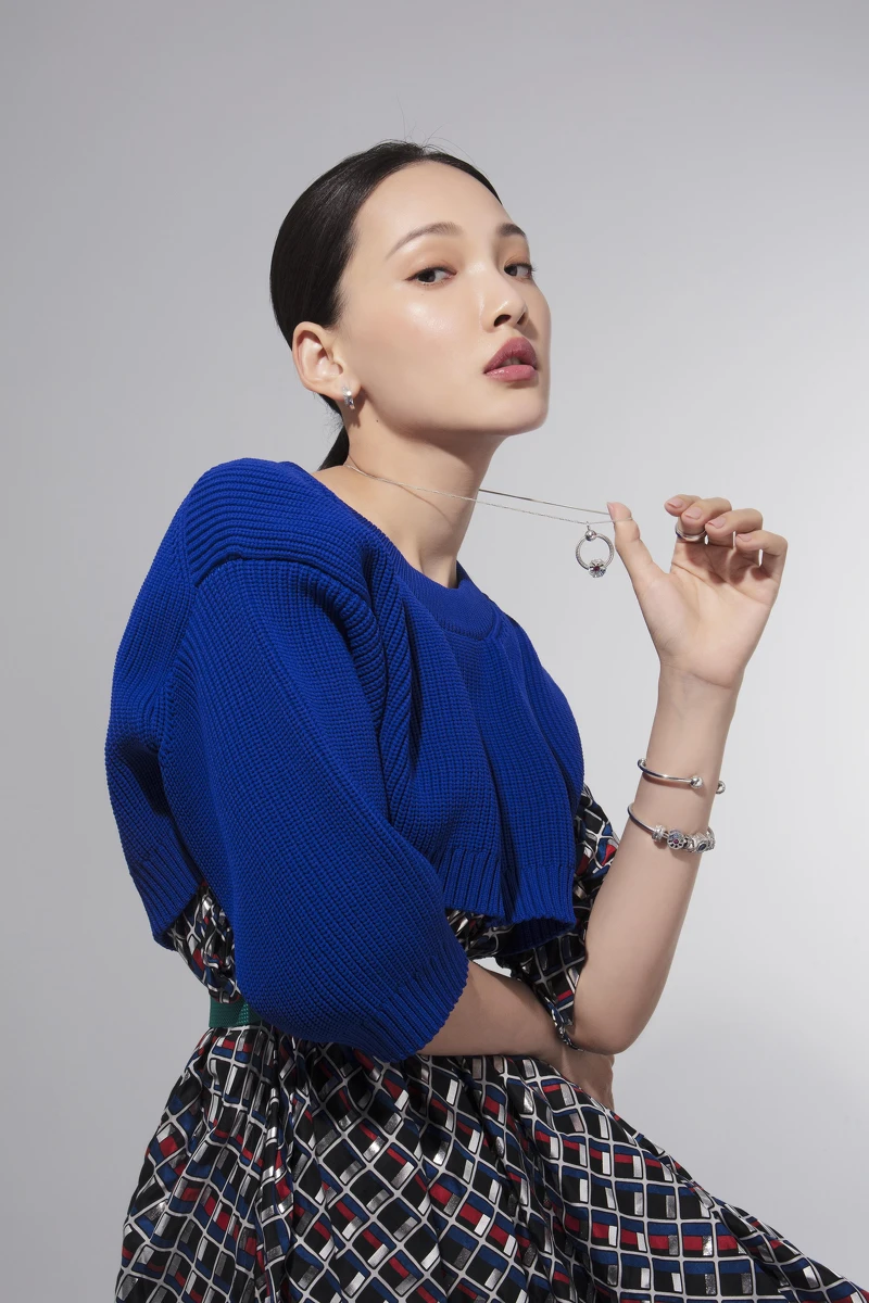 耳環,NT2,880、皇冠O項鍊環,NT1,580、手環,NT2,880起、串飾,NT1,580起、藍色摺扇安全鏈,NT3,280、藍色摺扇串飾,NT3,280,All by Pandora;藍色與印花拼接洋裝,Kolor(Onefifteen) 耳環,NT2,880、皇冠O項鍊環,NT1,580、手環,NT2,880起、串飾,NT1,580起、藍色摺扇安全鏈,NT3,280、藍色摺扇串飾,NT3,280,All by Pandora;藍色與印花拼接洋裝,Kolor(Onefifteen)