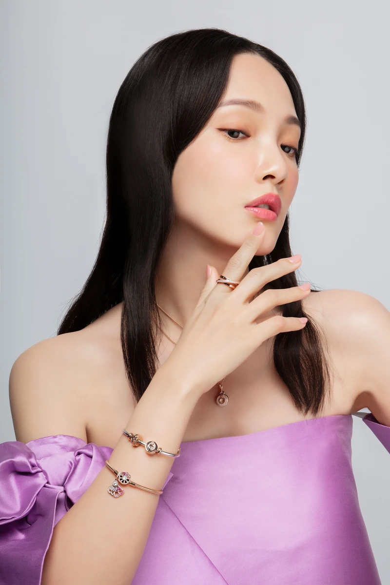 粉紅摺扇手鏈,NT7,380、粉紅摺扇吊飾,NT3,280、開釦式手環,NT3,980、Signature 閃耀鋯石皇冠O串飾,NT$2,480、Signature 閃耀鋯石固定釦,NT$2,480、Signature交疊環圈鋯石戒指,NT$3,980、Signature 粉紅琺瑯皇冠O吊飾 NT$3,280,價格店洽,All by Pandora;薰衣草紫絲綢裸肩上衣,Sachin&Babi(LinLi Boutique)。 粉紅摺扇手鏈,NT7,380、粉紅摺扇吊飾,NT3,280、開釦式手環,NT3,980、Signature 閃耀鋯石皇冠O串飾,NT$2,480、Signature 閃耀鋯石固定釦,NT$2,480、Signature交疊環圈鋯石戒指,NT$3,980、Signature 粉紅琺瑯皇冠O吊飾 NT$3,280,價格店洽,All by Pandora;薰衣草紫絲綢裸肩上衣,Sachin&Babi(LinLi Boutique)。