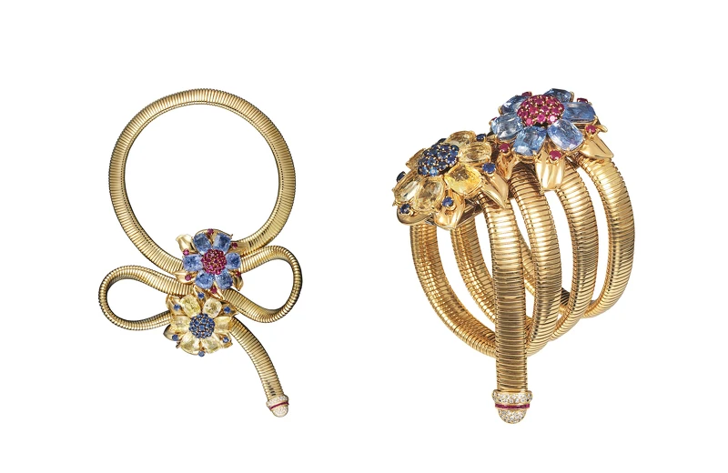 1939年誕生的Two Flowers Passe Partout黃K金項鍊,現典藏於巴黎梵克雅寶,鑲嵌紅寶石、黃色和藍色藍寶石,首創的可轉換式設計,讓項鍊也可作為手鍊或腰帶、胸針佩戴,引領當代風潮,對品牌日後的可轉換式珠寶設計有著深遠影響。 1939年誕生的Two Flowers Passe Partout黃K金項鍊,現典藏於巴黎梵克雅寶,鑲嵌紅寶石、黃色和藍色藍寶石,首創的可轉換式設計,讓項鍊也可作為手鍊或腰帶、胸針佩戴,引領當代風潮,對品牌日後的可轉換式珠寶設計有著深遠影響。