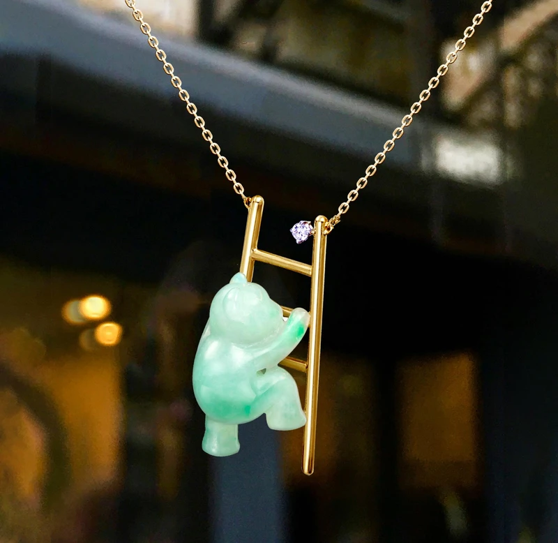 林曉同「陪伴玉熊」系列登高熊套鍊:生命的美好是一天天、一步步中,能登高望遠,仍不忘初心。 林曉同「陪伴玉熊」系列登高熊套鍊:生命的美好是一天天、一步步中,能登高望遠,仍不忘初心。