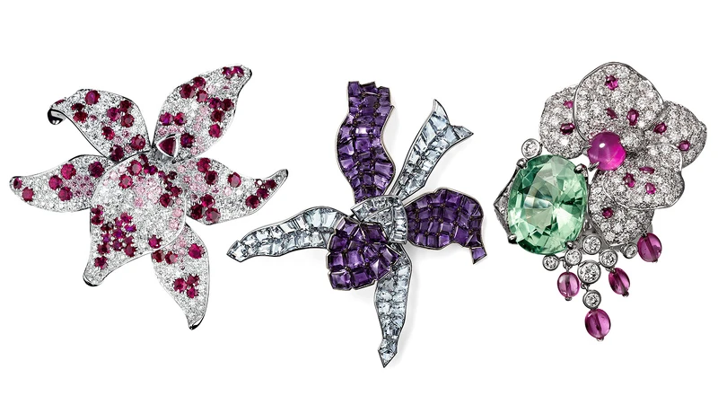(由左到右)Caresse d&rsquo;Orchid&eacute;es頂級珠寶蘭花戒指、Cartier 頂級珠寶蘭花戒指(Cartier Paris, 1937)、 Caresse d'Orchid&eacute;es頂級珠寶蘭花戒指