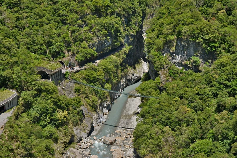 吊橋串聯布洛灣台地,達到分流遊客用途。 吊橋串聯布洛灣台地,達到分流遊客用途。