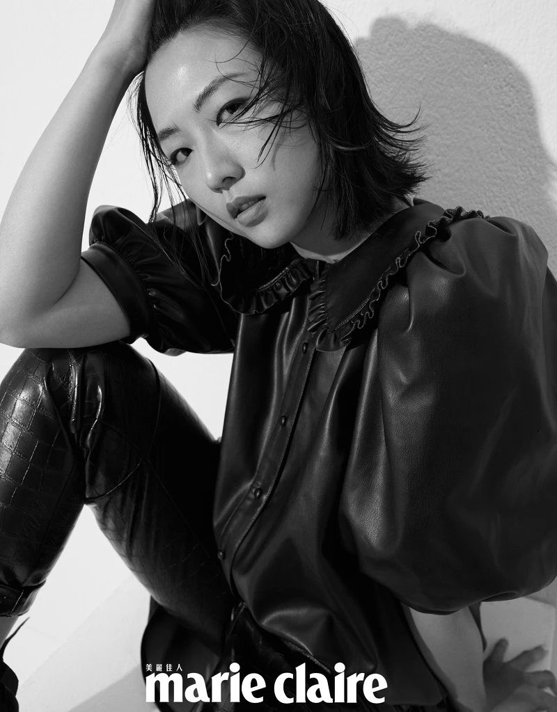 異材質造型耳環、黑色皮革澎袖洋裝、黑色壓紋皮革長褲、黑色綁帶高跟鞋,all by H&M。 異材質造型耳環、黑色皮革澎袖洋裝、黑色壓紋皮革長褲、黑色綁帶高跟鞋,all by H&M。