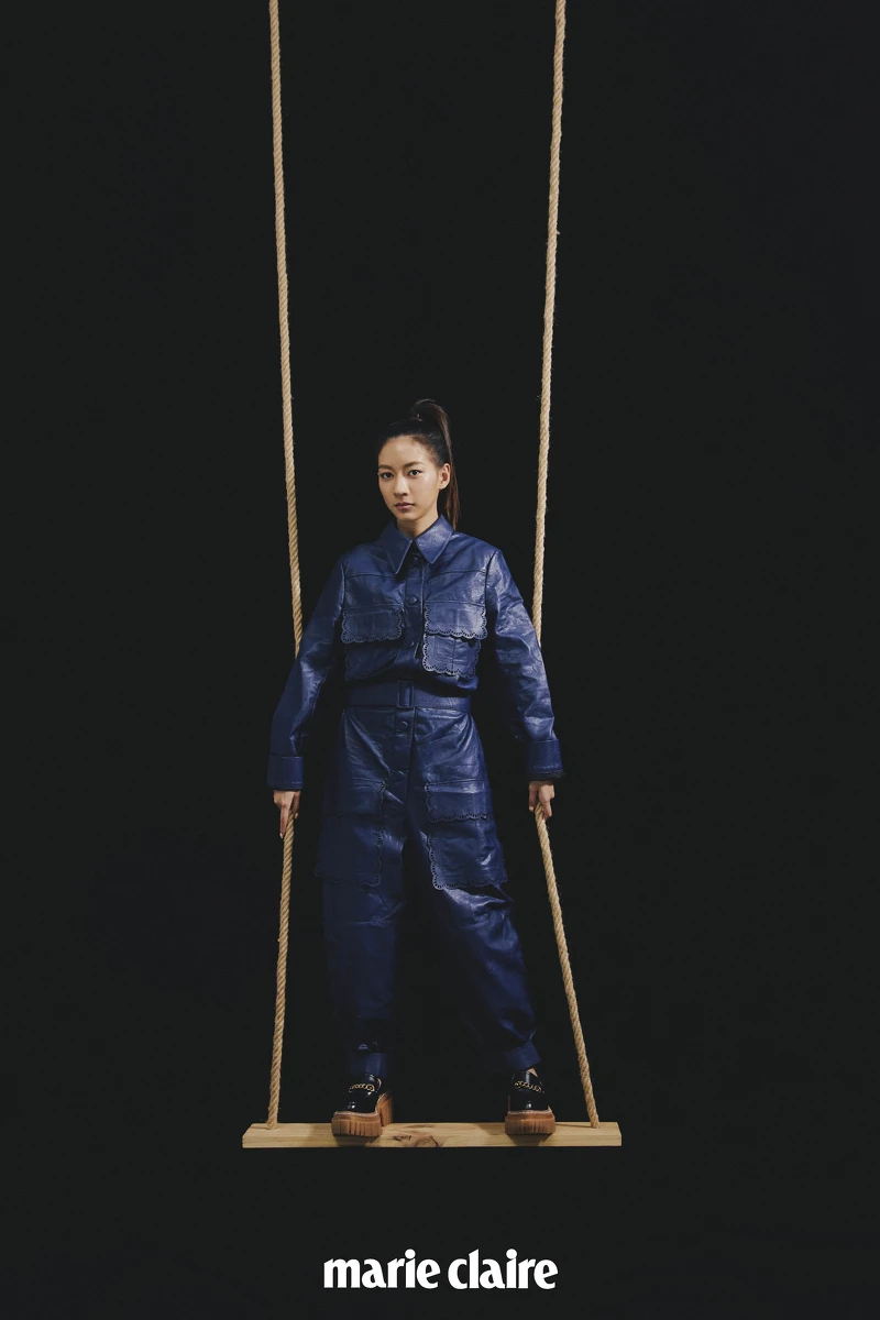深藍色雕花連身褲、金屬裝飾厚底鞋，both by Stella McCartney。