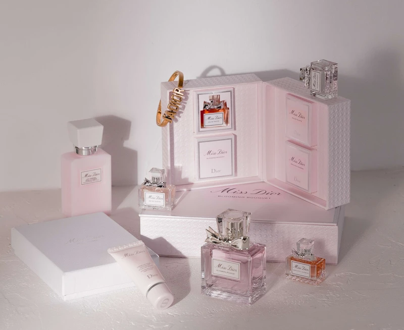 Miss Dior旅行精選組（Miss Dior淡香水5ml、Miss Dior香氛5ml、Miss Dior花漾迪奧精萃香氛5ml、Miss Dior花漾迪奧淡香水5ml）、花漾迪奧香氛潤膚組（花漾迪奧淡香水50ml、花漾迪奧芬芳身體乳75ml、Miss Dior玫瑰護手霜20ml）