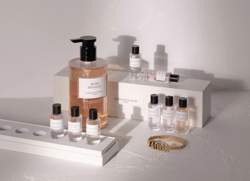 香氛世家東方玫瑰洗手乳350ml、迪奧香氛世家精巧版香氛8件組（伊斯帕罕玫瑰香氛7.5ml、漫步曠野香氛7.5ml、喀什米爾香氛7.5ml、蒙田大道香氛7.5ml、晨露玫瑰香氛7.5ml、鑲銀木香氛7.5ml、夜之琥珀香氛7.5ml、粉紅櫻花香氛7.5ml）