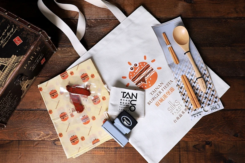 1299元套組有限量福袋,內含環保蜂蠟保鮮布、「廣富號」漢堡帆布袋、「錦霞樓」片裝烏魚子、「碳佐麻里餐飲系列」環保餐具組、「新力牌印章」漢堡個資保護章 1299元套組有限量福袋,內含環保蜂蠟保鮮布、「廣富號」漢堡帆布袋、「錦霞樓」片裝烏魚子、「碳佐麻里餐飲系列」環保餐具組、「新力牌印章」漢堡個資保護章