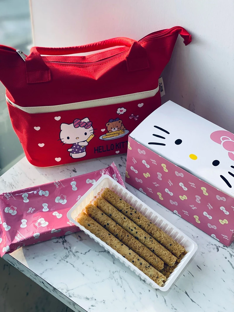 Hello Kitty芝麻蛋捲禮盒小熊好朋友 420元 Hello Kitty芝麻蛋捲禮盒小熊好朋友 420元
