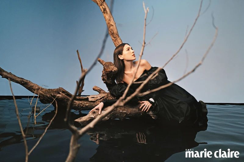 Coco Crush 高級珠寶系列、J12 Paradoxe 腕錶、平口澎袖洋裝、鍊帶款式腰鍊、Logo腰鍊，all by Chanel。