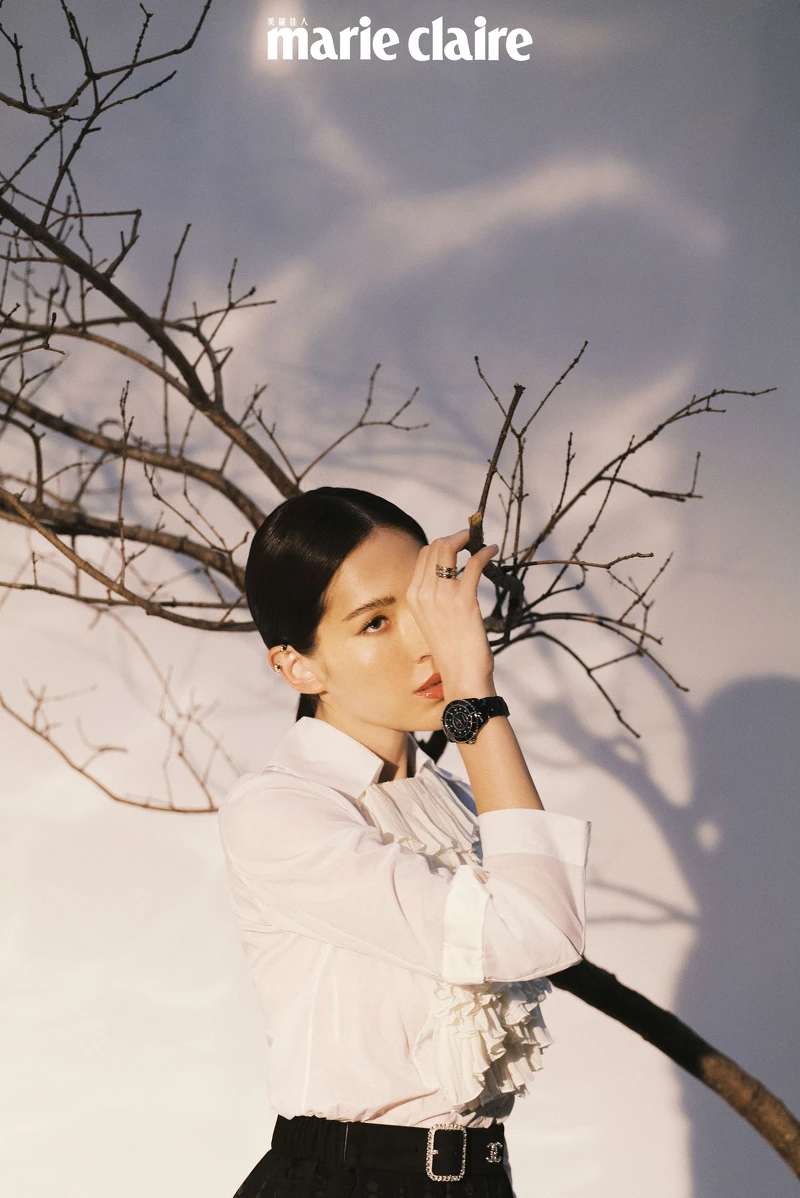  Coco Crush 高級珠寶系列、J12腕錶、荷葉裝飾襯衫、水鑽腰帶、黑色雪紡長裙，all by Chanel。