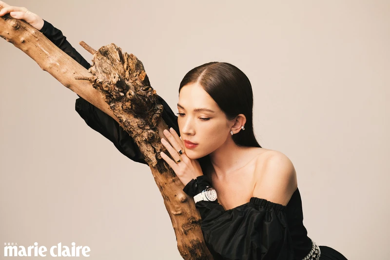 Coco Crush 高級珠寶系列、J12 Paradoxe 腕錶、平口澎袖洋裝、鍊帶款式腰鍊、Logo腰鍊，all by Chanel。