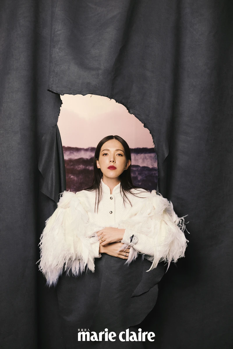 Coco Crush 高級珠寶系列、J12 Paradoxe 腕錶、象牙白羽毛上衣，all by Chanel。