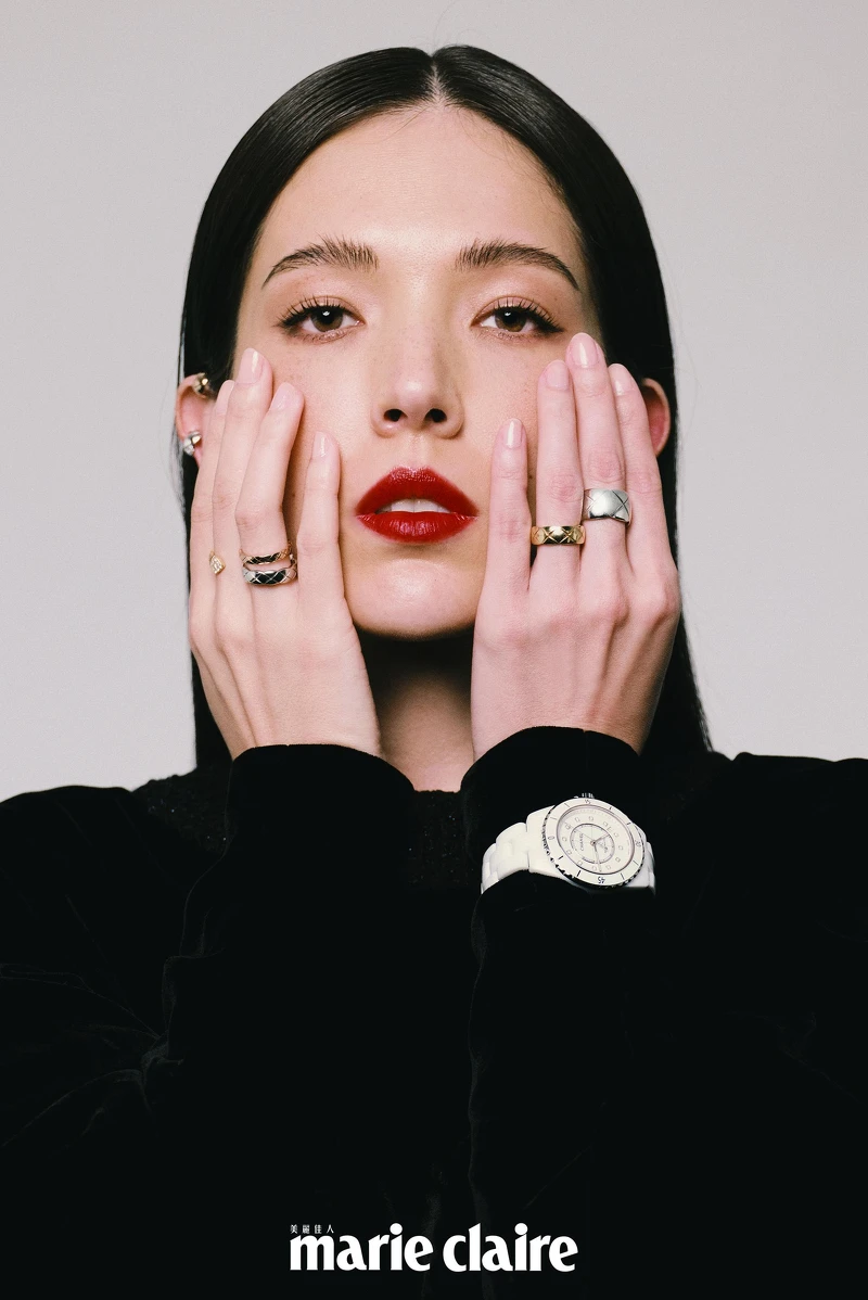 Coco Crush 高級珠寶系列、J12腕錶、天鵝絨洋裝，all by Chanel。