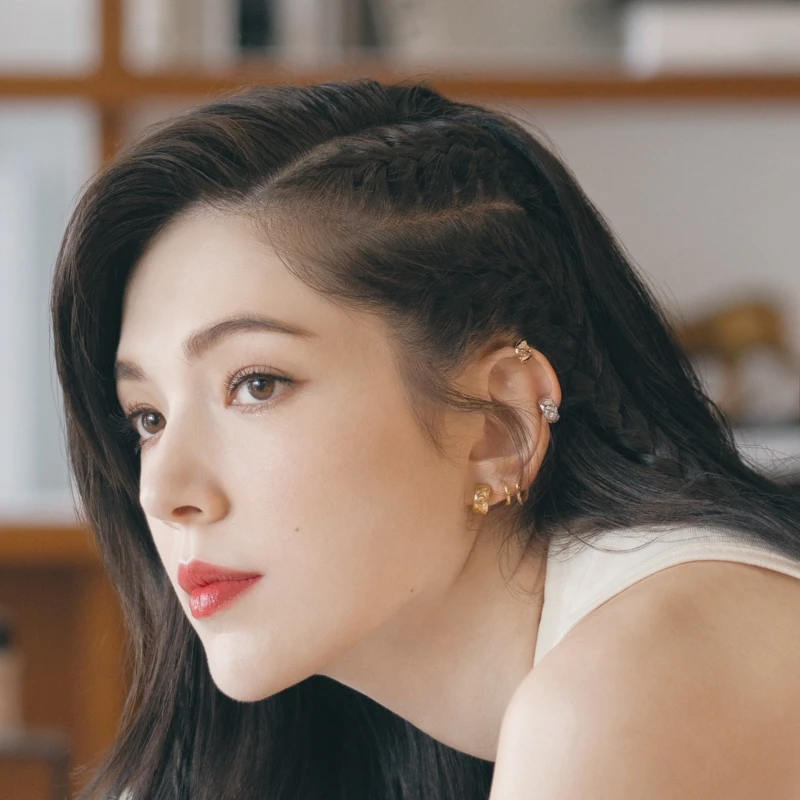 服裝/香奈兒2019/20 巴黎-康朋街31號工坊系列 米色荷葉邊領口飾黑色領結綢緞襯衫、配戴/COCO CRUSH高級珠寶系列