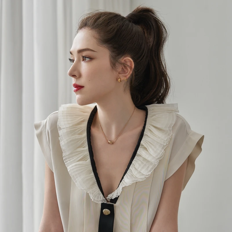 服裝/香奈兒2019/20 巴黎-康朋街31號工坊系列 米色荷葉邊領口飾黑色領結綢緞襯衫、配戴/COCO CRUSH高級珠寶系列