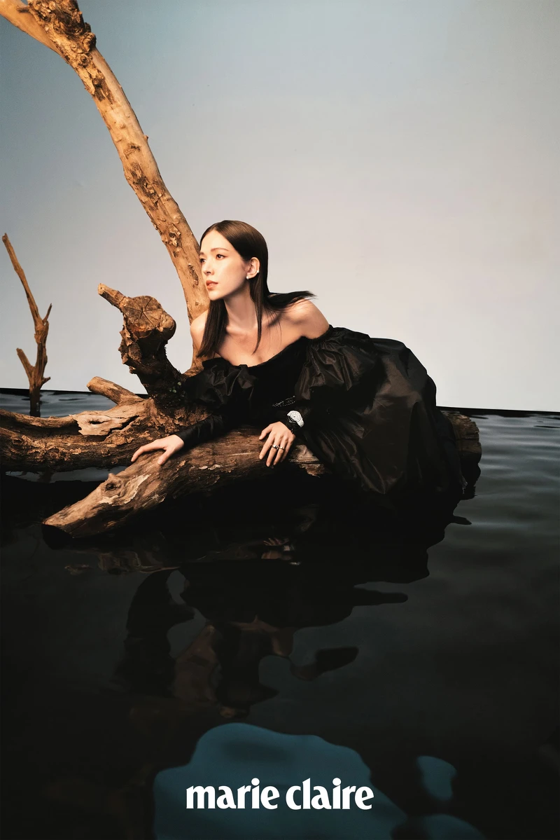  Coco Crush 高級珠寶系列、J12 Paradoxe 腕錶、平口澎袖洋裝、鍊帶款式腰鍊、Logo腰鍊，all by Chanel。