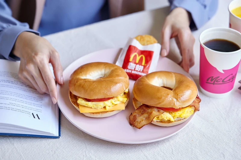 培根番茄嫩蛋焙果堡，單點NT79，超值早餐NT89（含$33冷/熱飲）。起司番茄嫩蛋焙果堡，單點NT69，超值早餐NT79（含$33冷/熱飲）