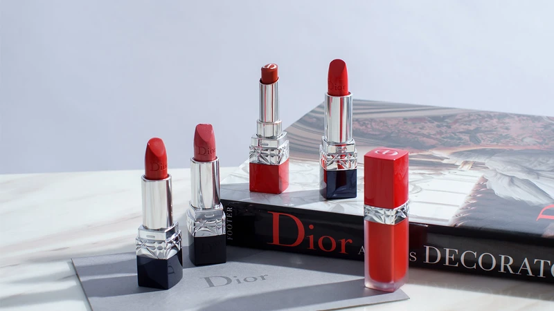 最懂女人的紅就是迪奧藍星系列唇膏，超惹火精萃唇膏以及絲絨唇露，連賈靜雯都是鐵粉！