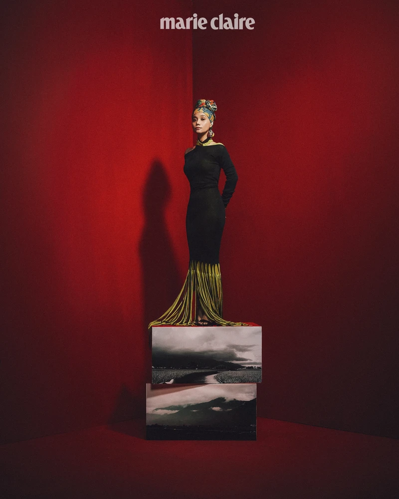 印花頭巾，藝人私物；咖啡色針織流蘇洋裝、奇異果綠針織流蘇洋裝，both by Bottega Veneta；流蘇繫帶跟鞋，Prada。