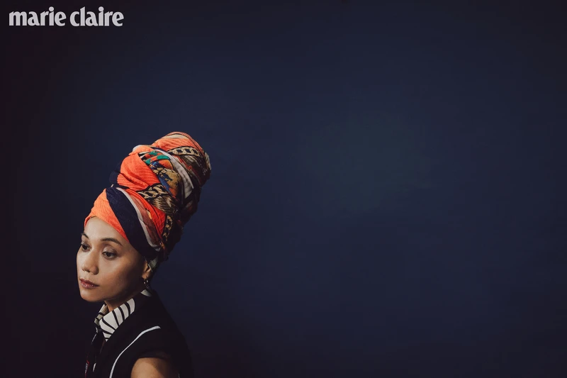 耳環，藝人私物；針織高領上衣（作頭巾用），H&M；印花無袖襯衫、Ｖ領毛衣，both by Prada。