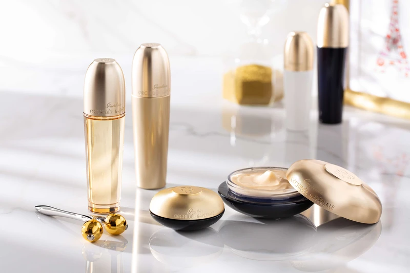 圖說:(由左至右) 嬌蘭蘭鑽精奢氧生金萃油、蘭鑽黃金夜間精華液、蘭鑽精奢氧生眼唇霜、蘭鑽精奢氧生乳霜 圖說:(由左至右) 嬌蘭蘭鑽精奢氧生金萃油、蘭鑽黃金夜間精華液、蘭鑽精奢氧生眼唇霜、蘭鑽精奢氧生乳霜