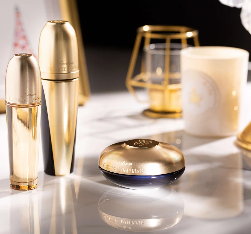 圖說:(由左至右) 嬌蘭蘭鑽精奢氧生金萃油、蘭鑽極致濃縮精華、蘭鑽精奢氧生乳霜 圖說:(由左至右) 嬌蘭蘭鑽精奢氧生金萃油、蘭鑽極致濃縮精華、蘭鑽精奢氧生乳霜