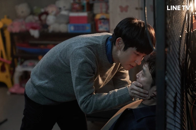 《惡之花》李準基冷酷囚禁徐賢宇(圖/LINE TV提供)。