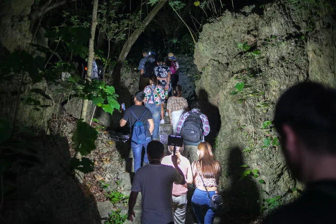 墾丁在地人夜間潮間帶秘探體驗-體驗珊瑚礁海岸的夜間生態。Source: KLOOK