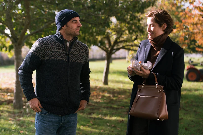 高冷調香師與魯蛇司機兩人產生化學反應,逐漸釋放出動人的曖昧氣息。 高冷調香師與魯蛇司機兩人產生化學反應,逐漸釋放出動人的曖昧氣息。