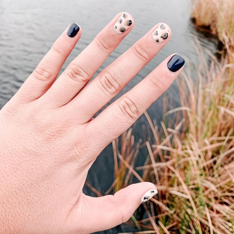 秋冬美甲趨勢-簡約動物紋
