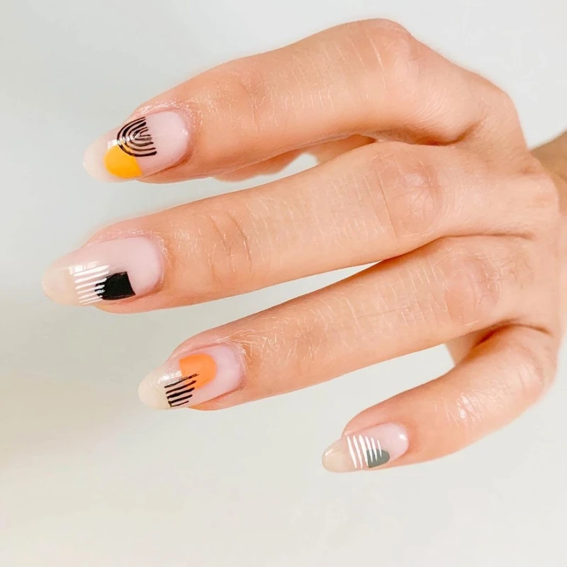 秋冬美甲趨勢-抽象派彩繪