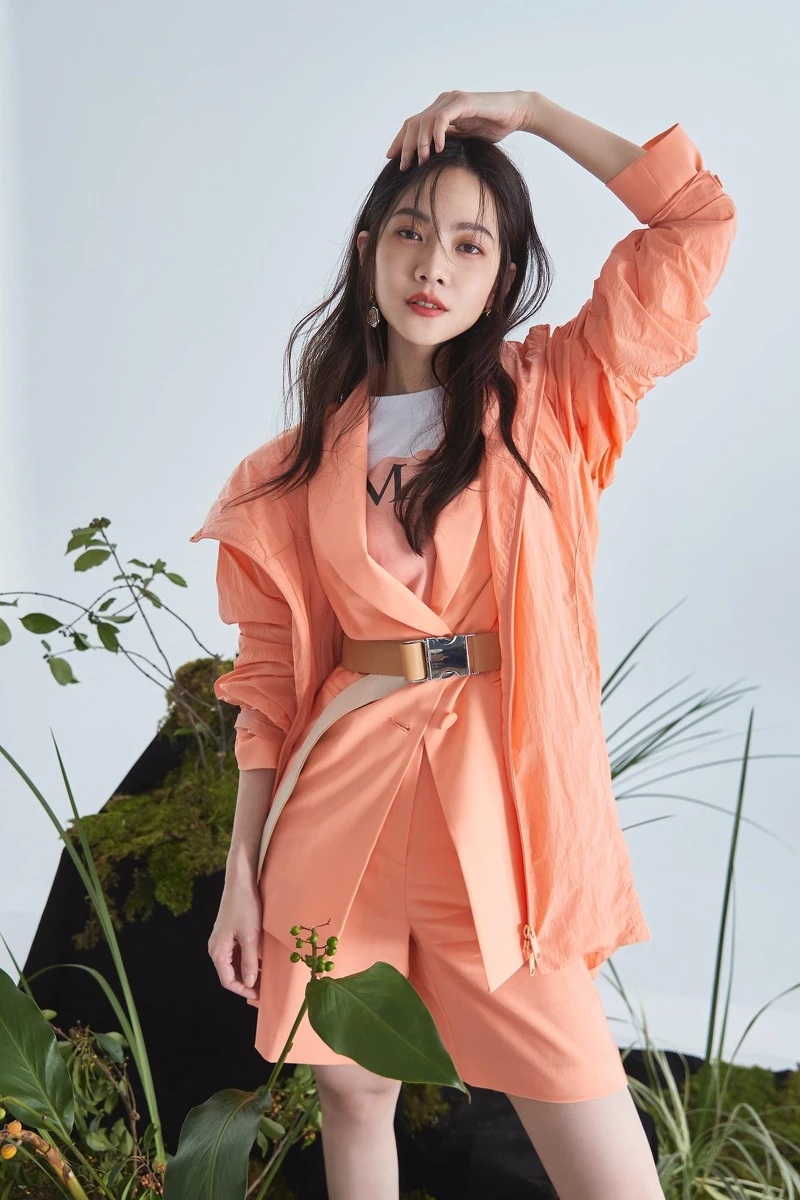 粉橘色為主軸的堆疊混搭方式,讓同色系穿搭依舊充滿視覺層次美感。 粉橘色為主軸的堆疊混搭方式,讓同色系穿搭依舊充滿視覺層次美感。