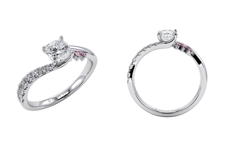 One Day 求婚鑽戒。主鑽0.50-1.00ct ，戒台售價18K NT$31,600 / 鉑NT$36,400