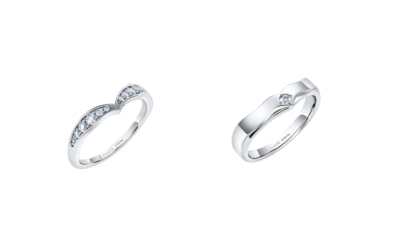Sparkling Happiness結婚女戒(左)8顆配鑽總重0.19ct，售價18K NT$ 28,400/鉑金 NT$ 38,000。結婚男戒(右)配鑽0.05ct，售價18K NT$32,400/鉑金 NT$42,000。