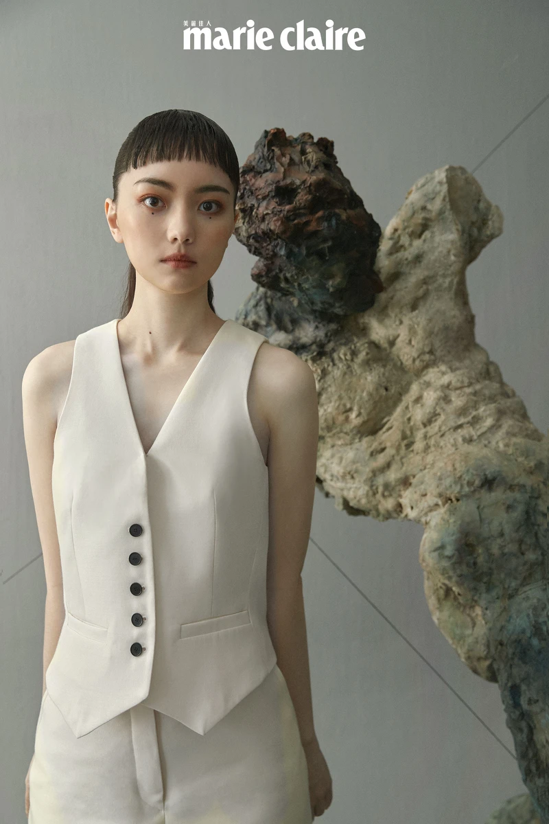 米色山東綢背心、山東綢煙裝長褲、雕花低跟瑪莉珍鞋，all by dior。 《Support》樹脂、油彩170×82×90cm 2018 by游雯青