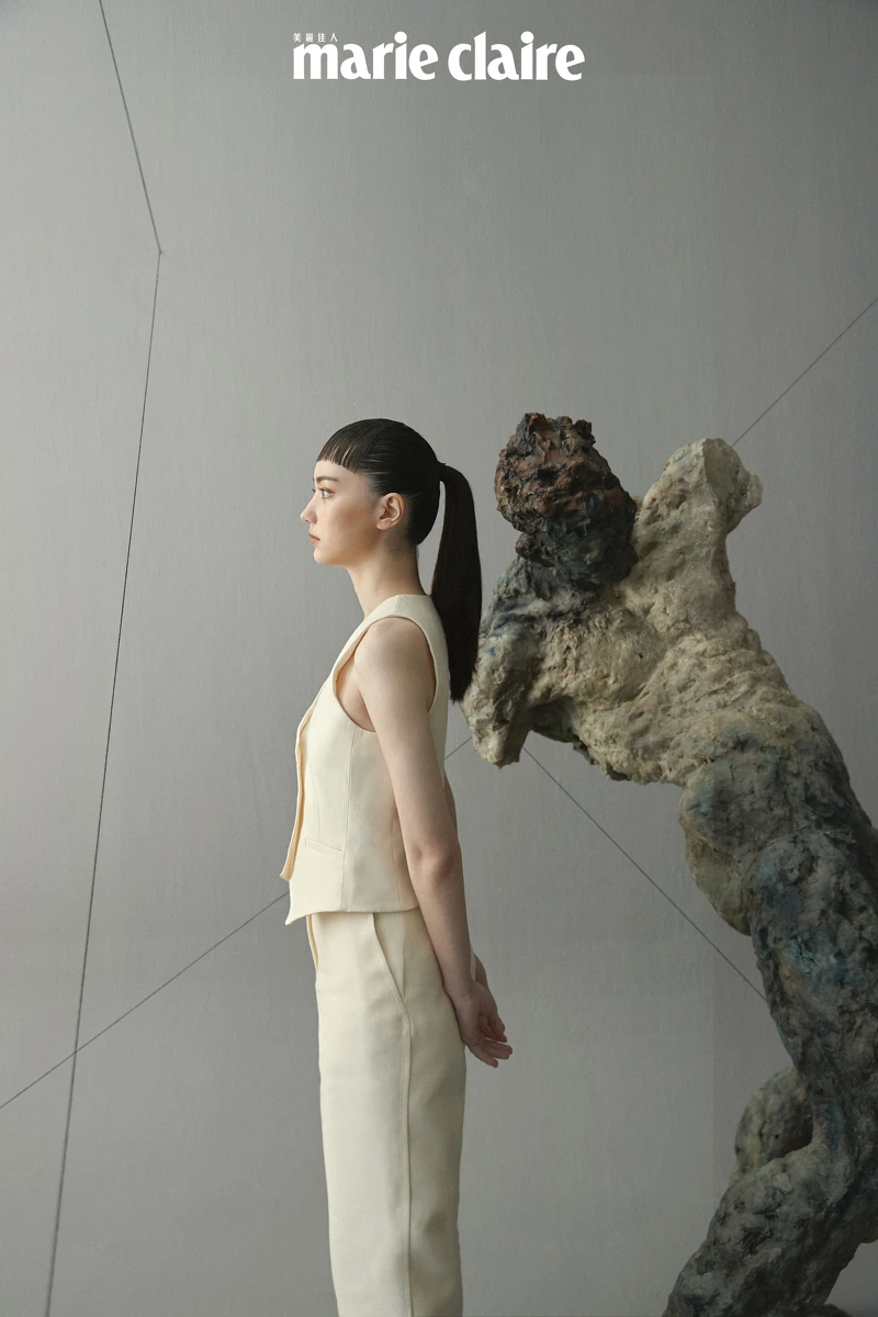 米色山東綢背心、山東綢煙裝長褲、雕花低跟瑪莉珍鞋，all by dior。 《Support》樹脂、油彩170×82×90cm 2018 by游雯青