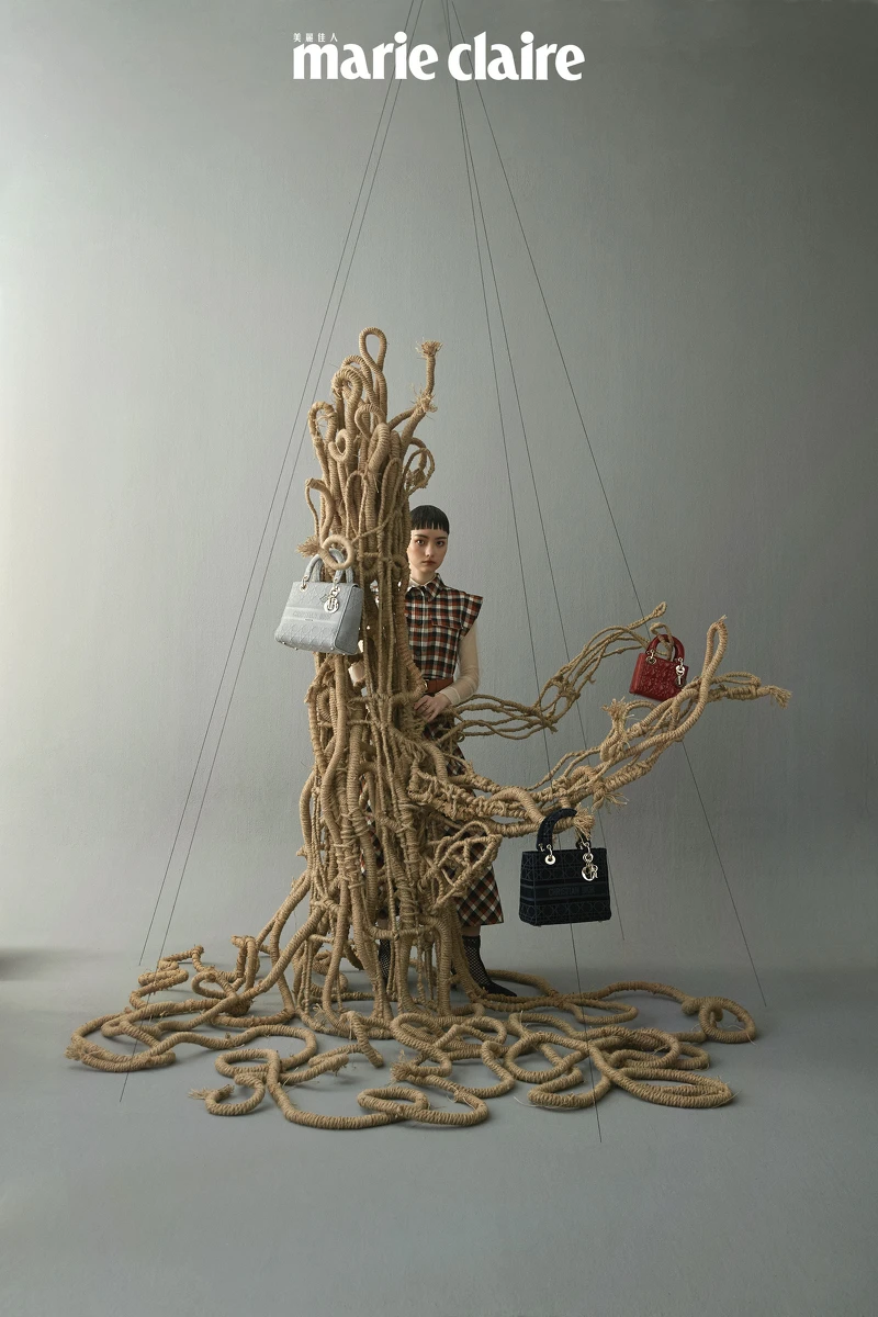 格紋羊毛短洋裝、米色細格網狀襯衫、粉橘色皮帶、麂皮拼接格網短靴、珍珠耳飾、各式材質 Lady Dior 包款，all by Dior。《Rooting 》麻繩、鐵、泡棉200×180×180cm 2020 by游雯青