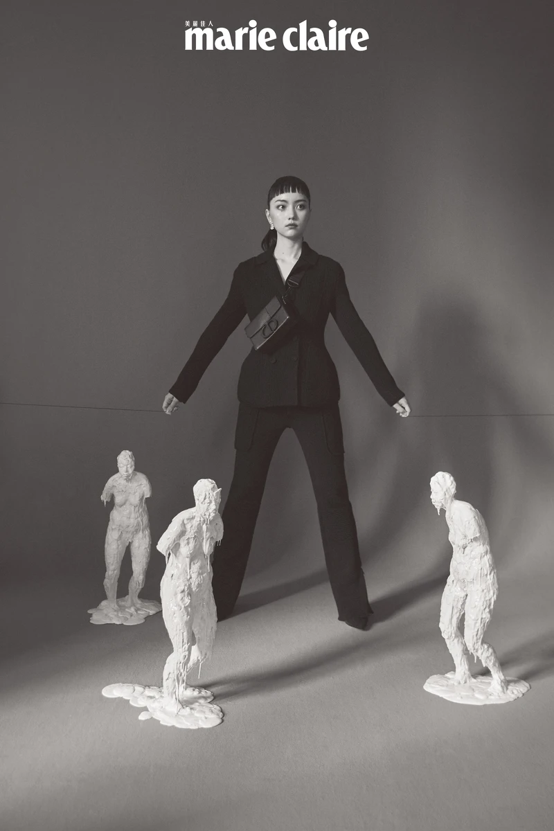 黑色針織外套、針織長褲、麂皮拼接格網短靴、霧黑30 Montaigne 系列包款，all by Dior。《遠方》矽膠、樹脂66×25×24/66×21×25/66×26×23cm 2020 by游雯青