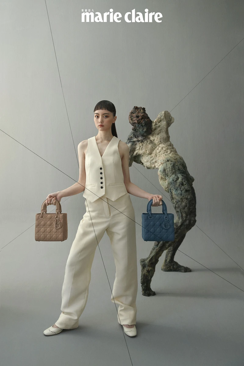 米色山東綢背心、山東綢煙裝長褲、雕花低跟瑪莉珍鞋、霧面 Lady Dior 包款，all by dior。 《Support》樹脂、油彩170×82×90cm 2018 by游雯青