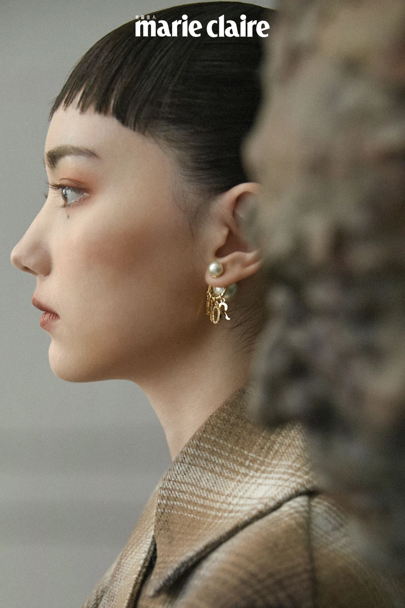 羊毛流蘇背心、圓點裹身式打褶洋裝、麂皮拼接格網短靴、珍珠裝飾耳環，all by Dior。《Confront》樹酯、油彩、鐵180×165×66cm 2018 by游雯青