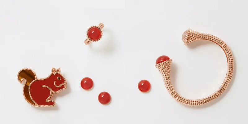左圖:Lucky Animals系列紅玉髓松鼠胸針,約NT195,000、Perlée couleurs紅玉髓玫瑰金戒指Perlée couleurs戒指,約NT67,000;右圖:Perlée couleurs紅玉髓玫瑰金鑲鑽中型手鐲,約NT550,000。 左圖:Lucky Animals系列紅玉髓松鼠胸針,約NT195,000、Perlée couleurs紅玉髓玫瑰金戒指Perlée couleurs戒指,約NT67,000;右圖:Perlée couleurs紅玉髓玫瑰金鑲鑽中型手鐲,約NT550,000。