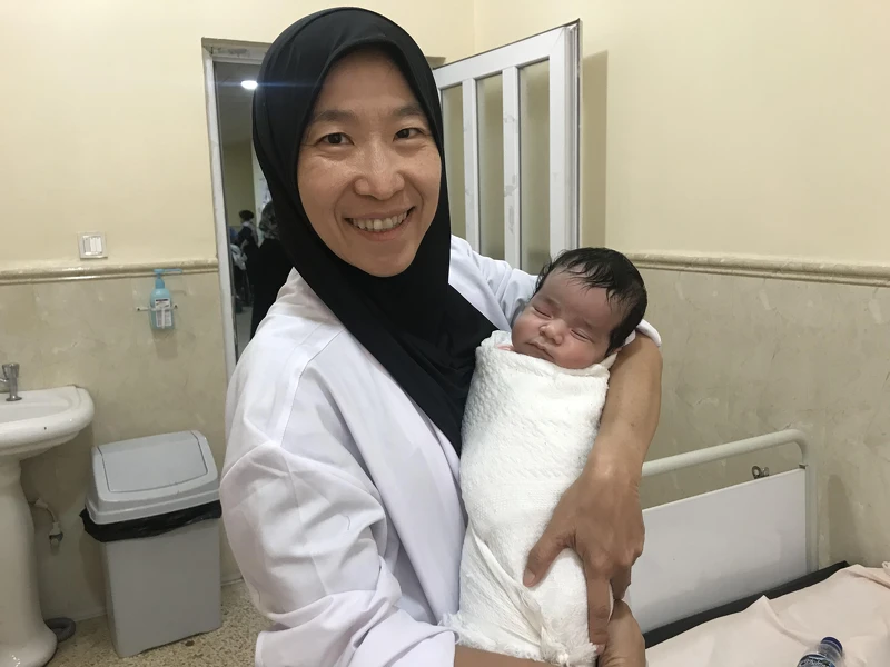 王伊蕾醫生在伊拉克為嬰兒接生。© MSF 王伊蕾醫生在伊拉克為嬰兒接生。© MSF