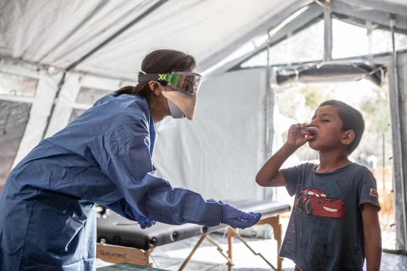新冠肺炎疫情期間,MSF人員在希臘莫里亞(Moria)難民營,為前來求診的難民提供服務。© Anna Pantelia/MSF 新冠肺炎疫情期間,MSF人員在希臘莫里亞(Moria)難民營,為前來求診的難民提供服務。© Anna Pantelia/MSF