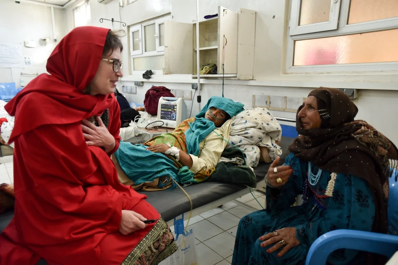 一位MSF婦產科醫生兼婦女健康顧問與一對患者母女聊天,女兒五天前在家中產後大出血,目前正逐漸復原。© Najiba Noori 一位MSF婦產科醫生兼婦女健康顧問與一對患者母女聊天,女兒五天前在家中產後大出血,目前正逐漸復原。© Najiba Noori