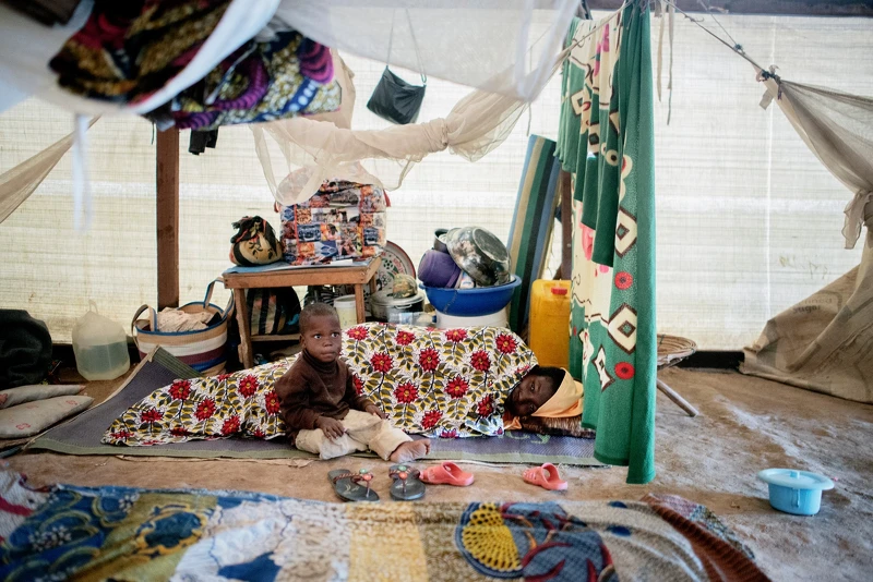 中非共和國首都班基(Bangui)一處流離失所者營地內,一位來MSF診所接受治療的患者和他的小朋友。© Luca Sola 中非共和國首都班基(Bangui)一處流離失所者營地內,一位來MSF診所接受治療的患者和他的小朋友。© Luca Sola
