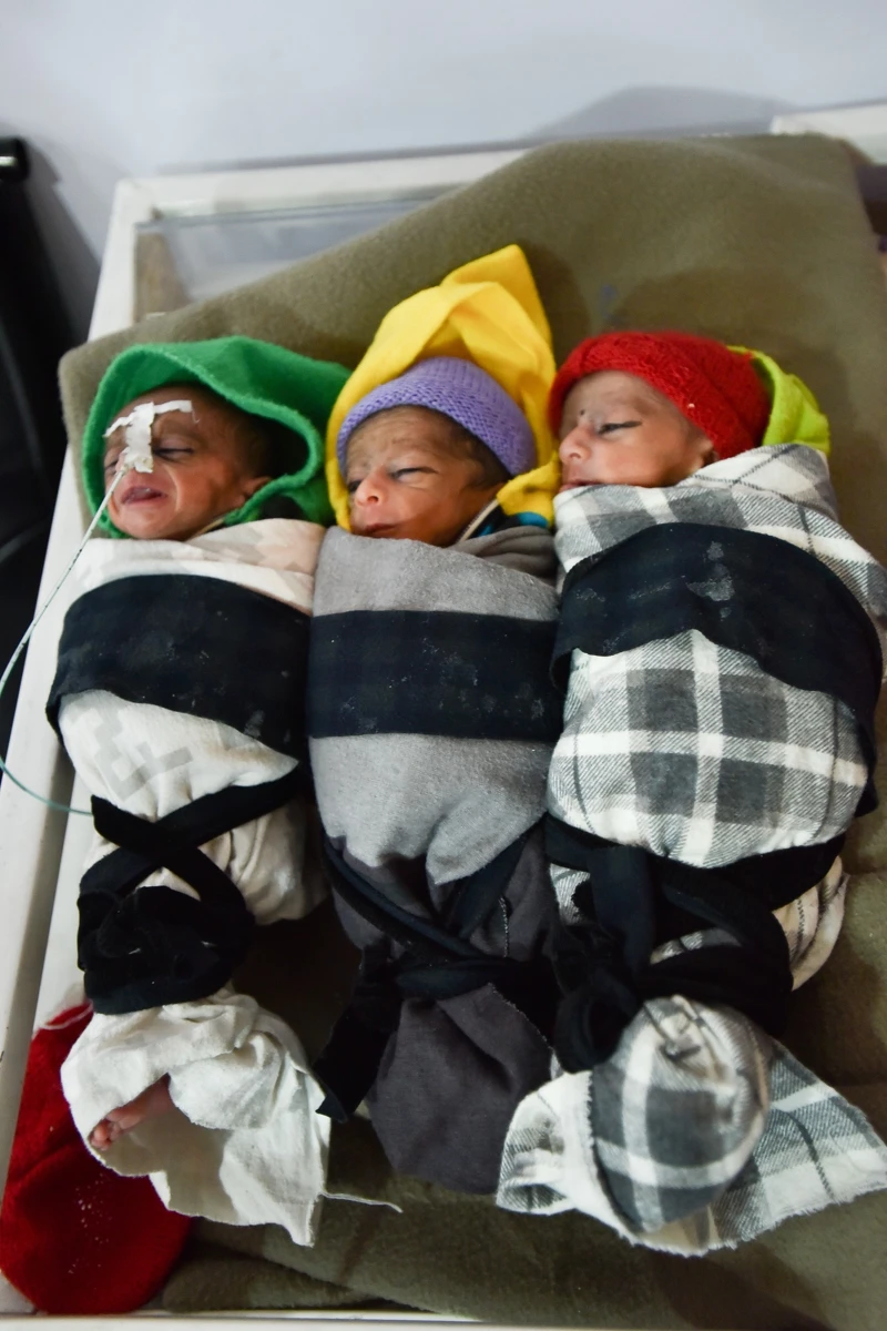 在MSF霍斯特婦產醫院中出生的三胞胎。三胞胎在這裡並不少見,但常常都體重過輕,出院前須接受必要的照護。© Najiba Noori 在MSF霍斯特婦產醫院中出生的三胞胎。三胞胎在這裡並不少見,但常常都體重過輕,出院前須接受必要的照護。© Najiba Noori