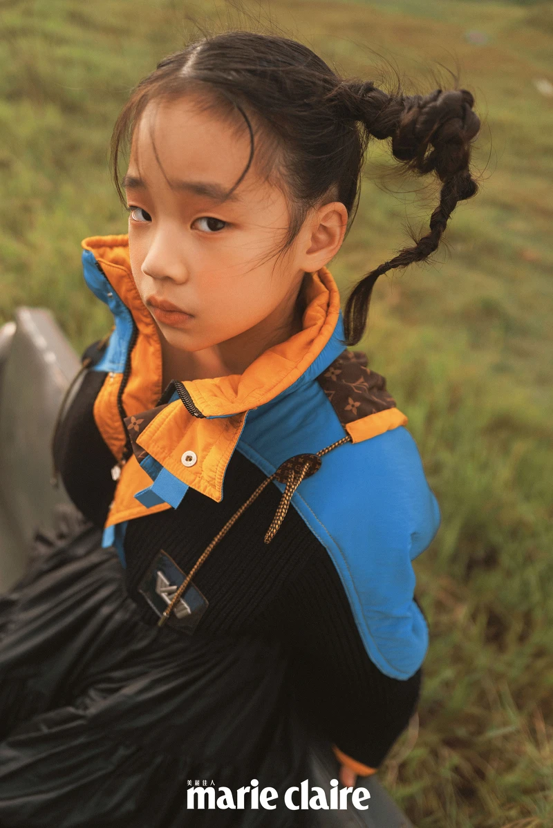 拼接材質運動外套、黑色皮革荷葉裙，both by Louis Vuitton。