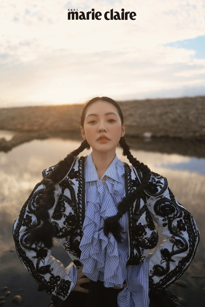 刺繡珠釦雙層墊肩外套、荷葉邊裝飾襯衫、黑色皮革荷葉裙、黑色雪紡拼接荷葉裙，all by Louis Vuitton。