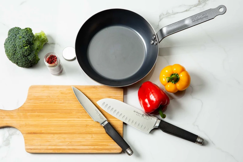 99%原鐵平底牛排煎烤鍋、星級主廚輕巧料理刀(14cm)、星級主廚萬用刀(17cm)。 99%原鐵平底牛排煎烤鍋、星級主廚輕巧料理刀(14cm)、星級主廚萬用刀(17cm)。
