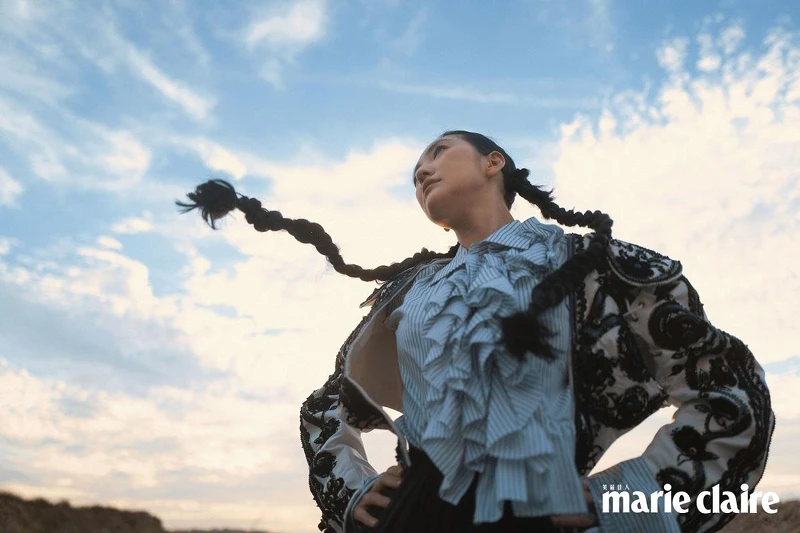 刺繡珠釦雙層墊肩外套、荷葉邊裝飾襯衫、黑色皮革荷葉裙、黑色雪紡拼接荷葉裙，all by Louis Vuitton。